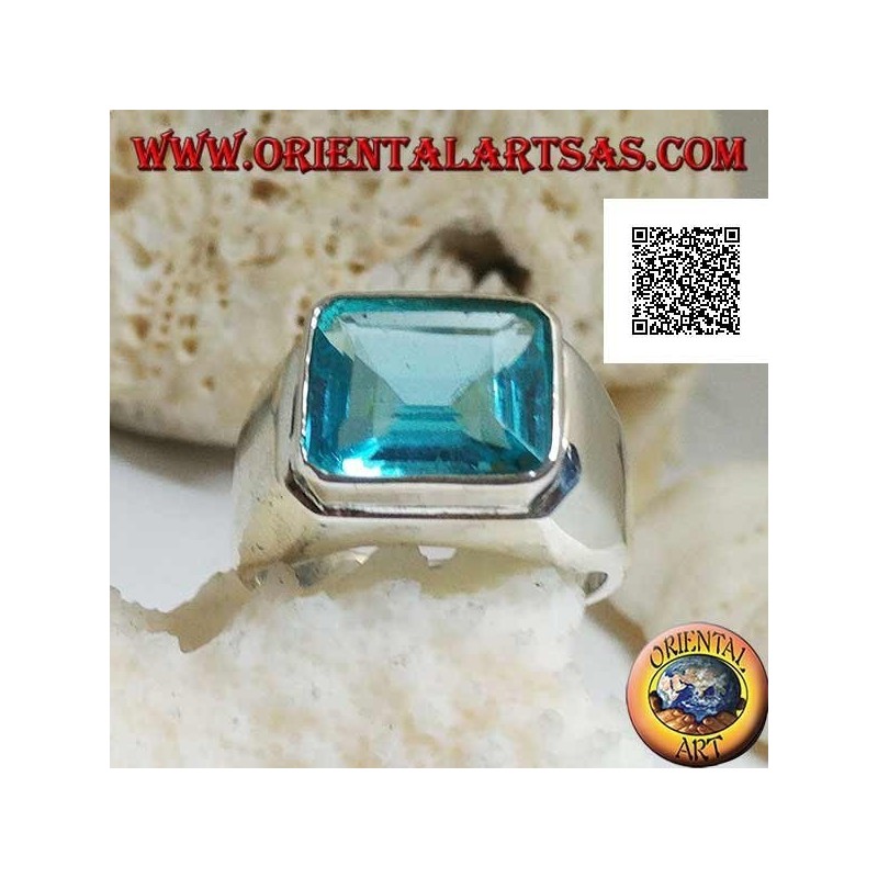 Bague en argent avec topaze bleue horizontale rectangulaire élevée sur une monture lisse