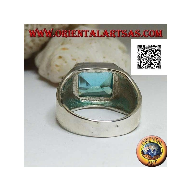 Anello in argento con topazio azzurro rettangolare in orizzontale rialzato su montatura liscia