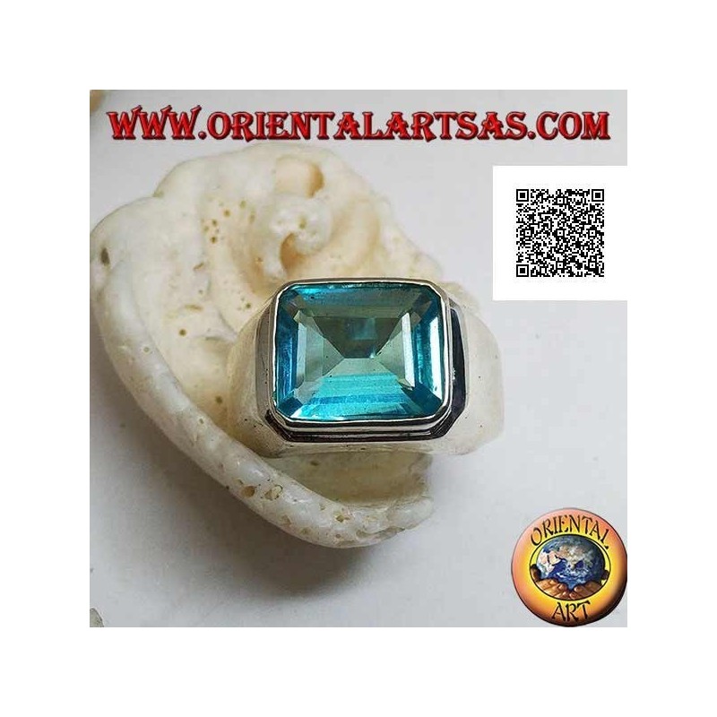 Anillo de plata con topacio azul horizontal rectangular elevado sobre un marco liso