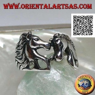 Silver ring couple in love with horses (heads) looking at each other
