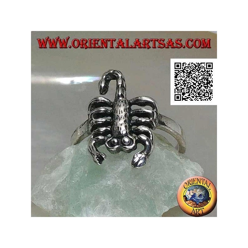 Anillo de plata con escorpión en posición ofensiva