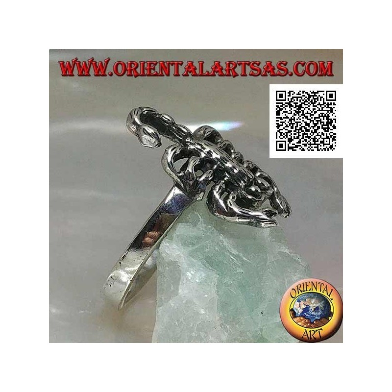 Bague en argent avec scorpion en position offensive