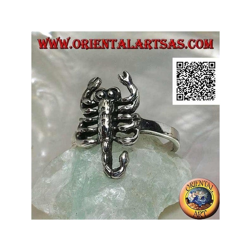 Bague en argent avec scorpion en position offensive