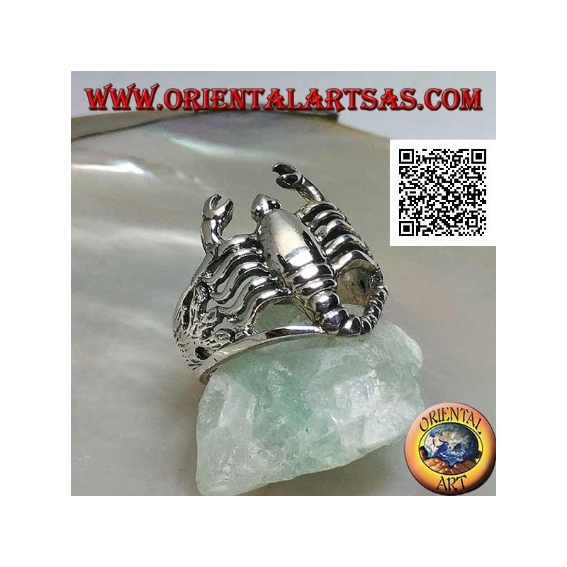 Anello in argento a forma di scorpione liscio bombato sulle alghe