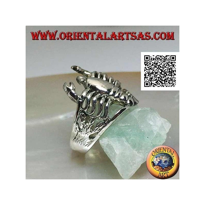 Anello in argento a forma di scorpione liscio bombato sulle alghe
