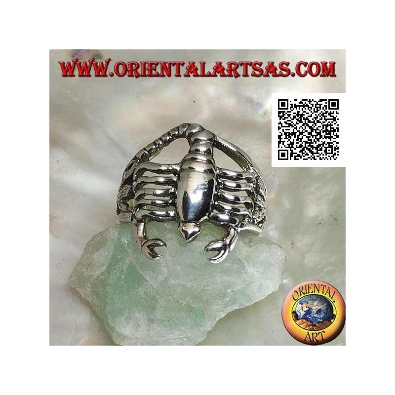 Anello in argento a forma di scorpione liscio bombato sulle alghe