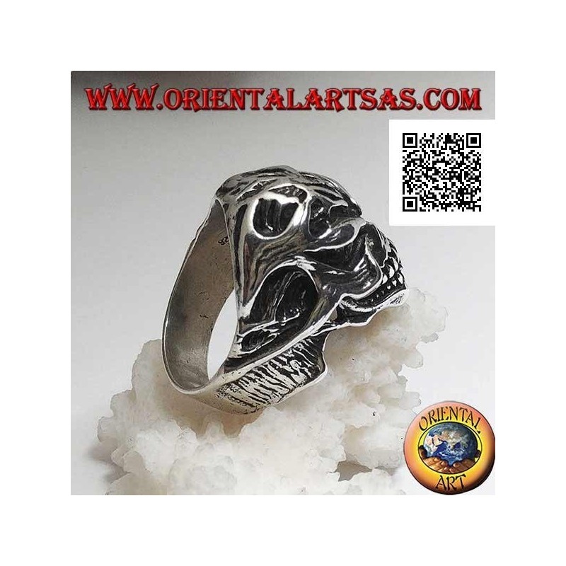 Anillo de plata, cráneo de piel pelada