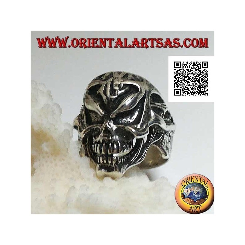 Anillo de plata, cráneo de piel pelada