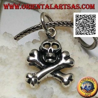 Colgante de calavera de plata con dos huesos femorales cruzados debajo