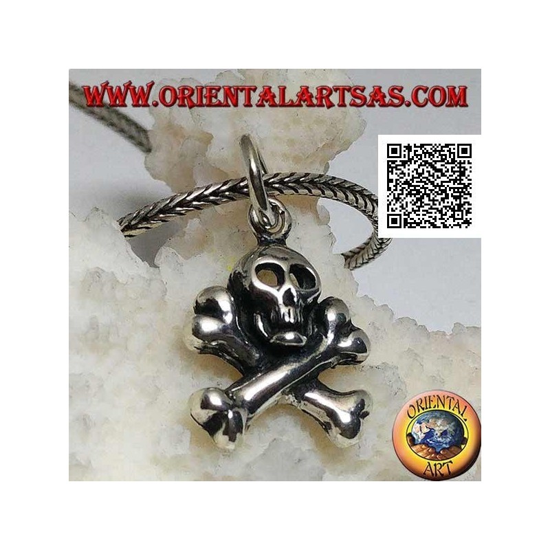Colgante de calavera de plata con dos huesos femorales cruzados debajo