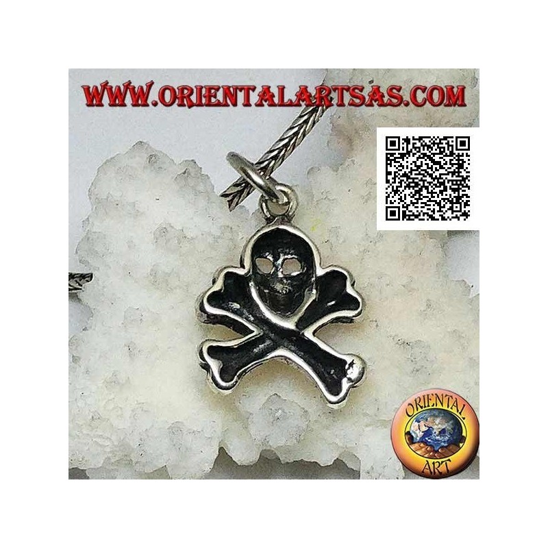 Colgante de calavera de plata con dos huesos femorales cruzados debajo