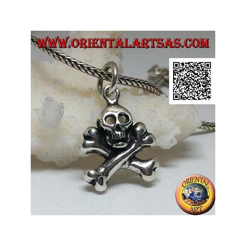 Colgante de calavera de plata con dos huesos femorales cruzados debajo