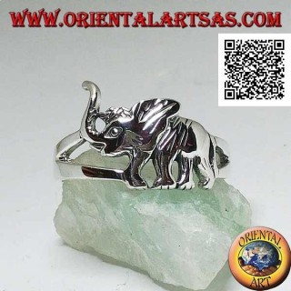 Anello in argento con elefante asiatico in cammino e proboscide in sù