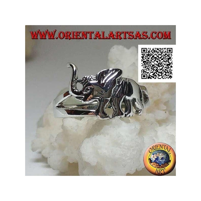 Anello in argento con elefante asiatico in cammino e proboscide in sù