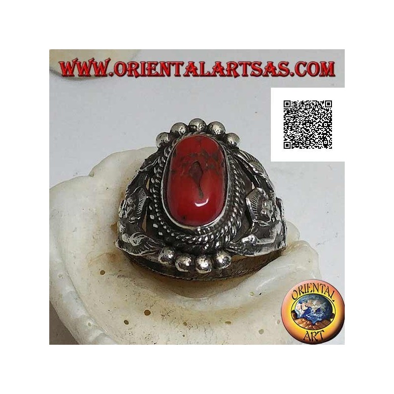 Anello in argento con corallo antico Tibetano su montatura nepalese con Garuḍa (dio capostipite degli uccelli) sui lati
