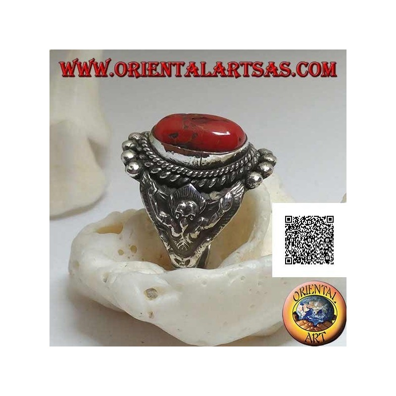 Bague en argent avec corail tibétain ancien sur décor népalais avec Garuḍa (dieu géniteur des oiseaux) sur les côtés