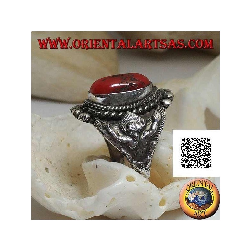 Anello in argento con corallo antico Tibetano su montatura nepalese con Garuḍa (dio capostipite degli uccelli) sui lati