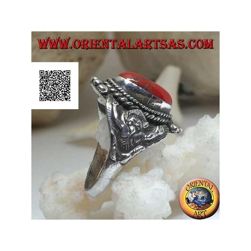 Anillo de plata con coral tibetano antiguo en un entorno nepalí con Garuḍa (dios progenitor de las aves) a los lados