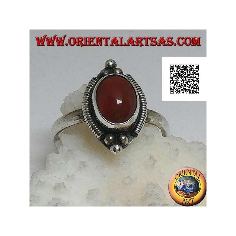 Anello in argento con corniola ovale cabochon contornato da righini e tris di palline sopra e sotto