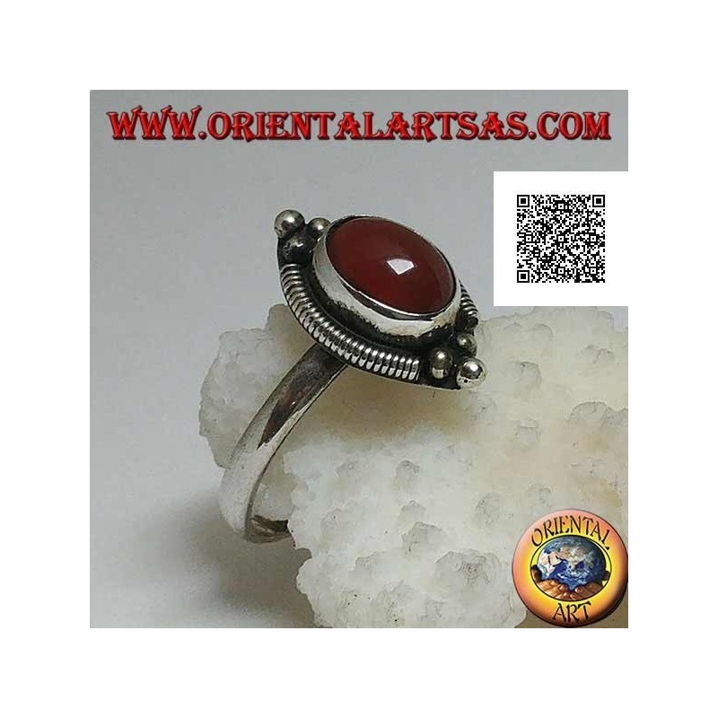 Bague en argent avec cornaline cabochon ovale entouré de rayures et trio de boules dessus et dessous