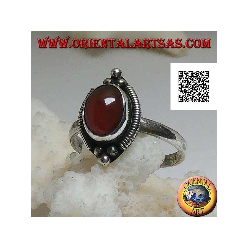 Silberring mit ovalem Cabochon-Karneol, umgeben von Streifen und drei Kugeln oben und unten