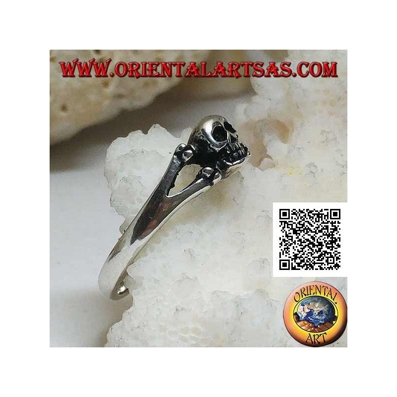 Bague en argent avec crâne sur les deux os fémoraux croisés (petit)
