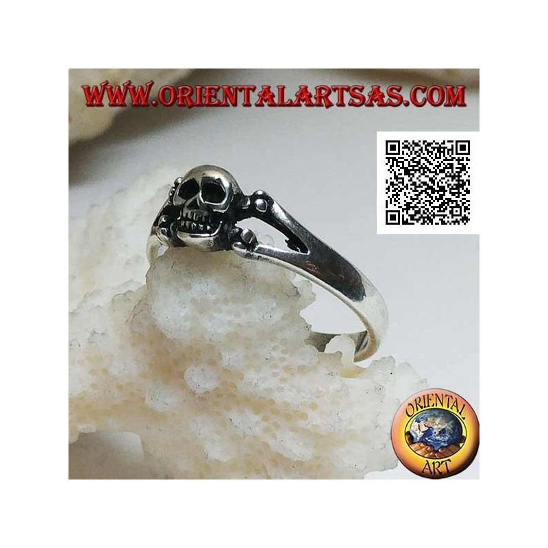 Bague en argent avec crâne sur les deux os fémoraux croisés (petit)