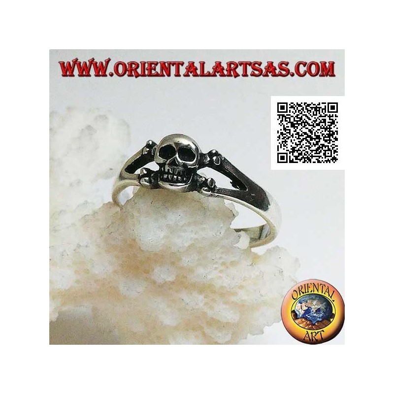 Silver ring with skull on the two crossed femoral bones (small)