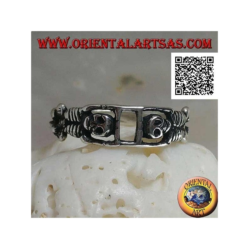 Anillo de plata compuesto por dos esqueletos estirados unidos por los brazos