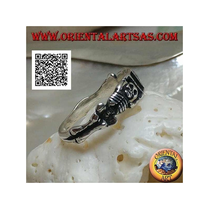 Bague en argent composée de deux squelettes tendus réunis par les bras