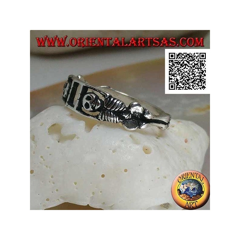 Bague en argent composée de deux squelettes tendus réunis par les bras