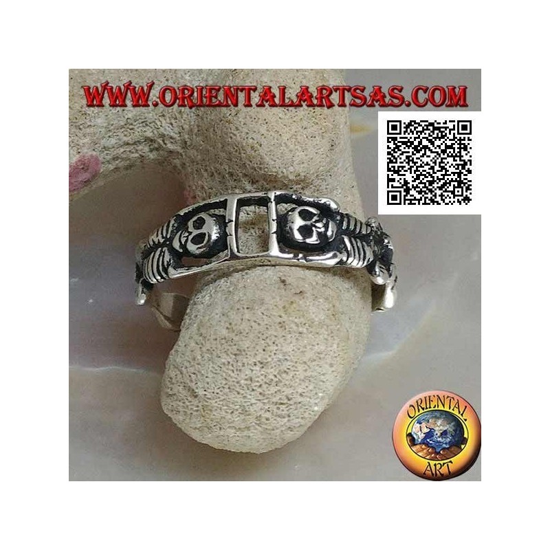 Anello in argento composto da due scheletri distesi uniti dalle braccia