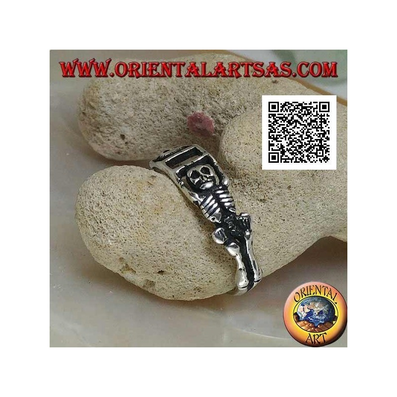 Bague en argent composée de deux squelettes tendus réunis par les bras