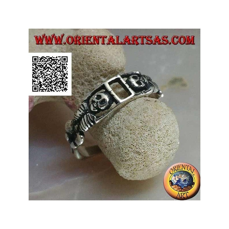 Anello in argento composto da due scheletri distesi uniti dalle braccia
