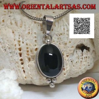 Colgante de plata con ónix cabujón ovalado en engaste liso y tres bolas debajo