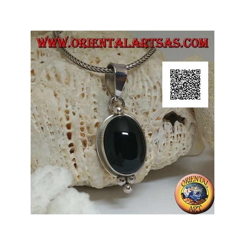 Pendentif en argent avec cabochon ovale onyx sur monture lisse et trois boules en dessous