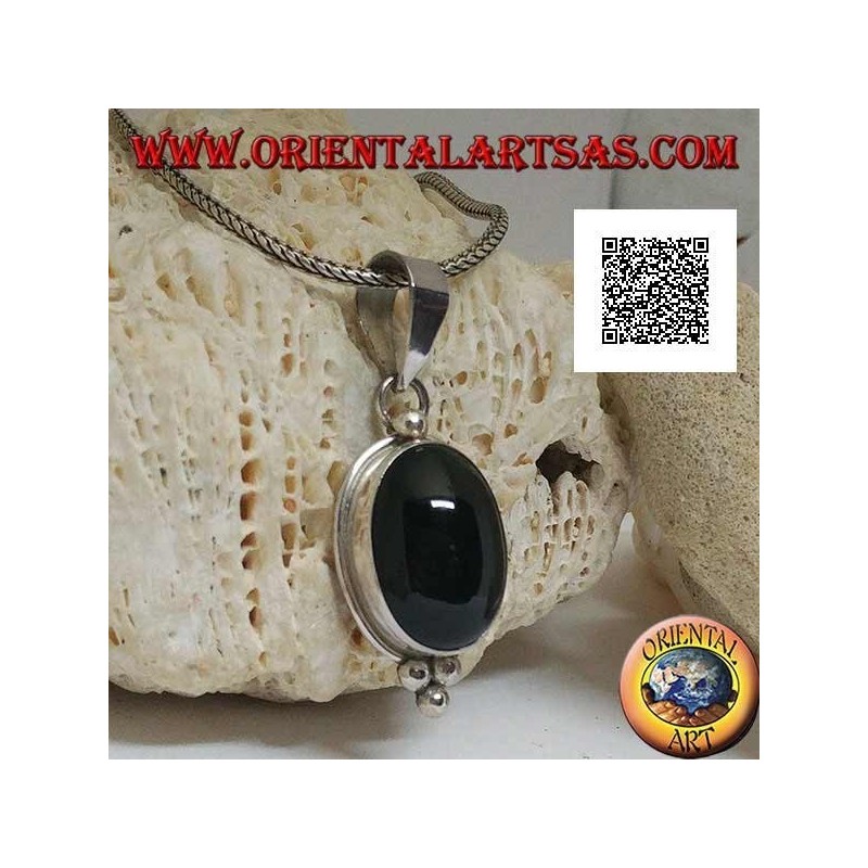 Silberanhänger mit ovalem Cabochon-Onyx auf glatter Fassung und drei Kugeln darunter