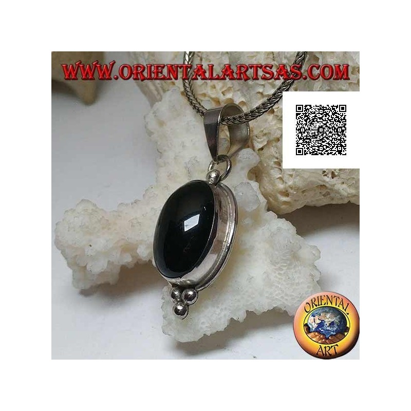 Pendentif en argent avec cabochon ovale onyx sur monture lisse et trois boules en dessous