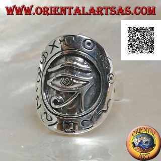 Silberner Schildring mit Reliefauge von Horus (Auge von Ra), umgeben von gravierten Hieroglyphen