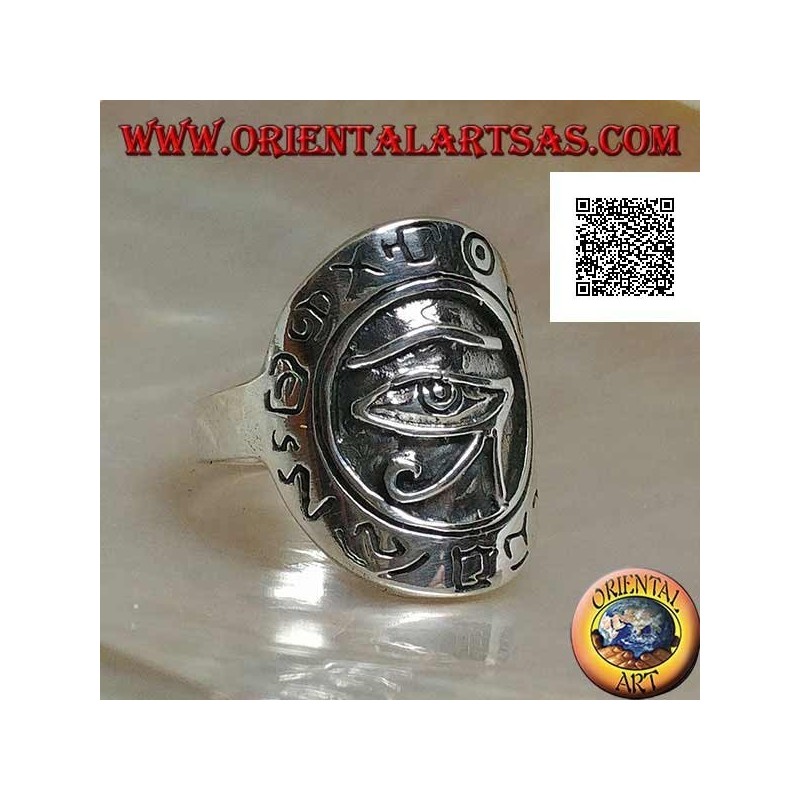 Anillo de escudo de plata con ojo de Horus (ojo de Ra) en relieve rodeado de jeroglíficos grabados