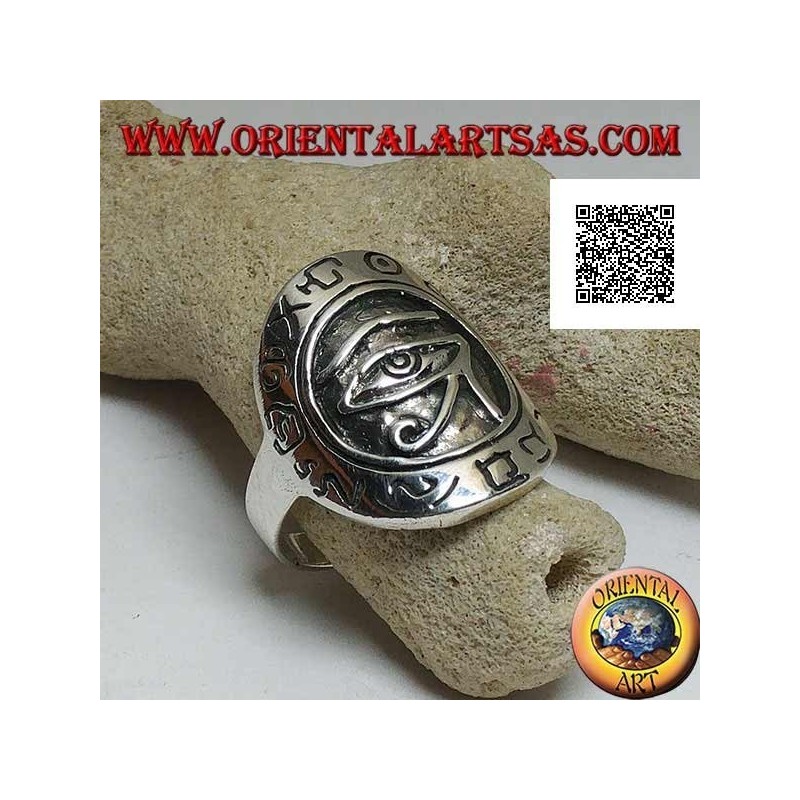 Anello in argento a scudo con occhio di Horus (occhio di Ra) in rilievo contornato da geroglifici incisi