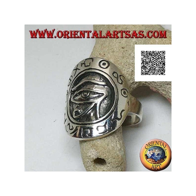 Silberner Schildring mit Reliefauge von Horus (Auge von Ra), umgeben von gravierten Hieroglyphen