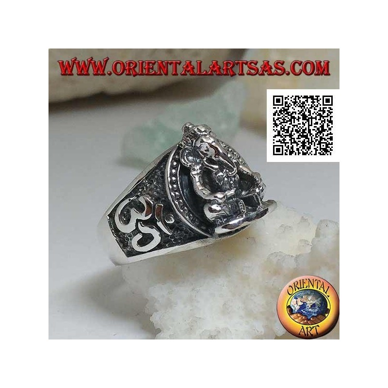 Anillo de plata con Ganesh sentado en alto relieve con Oṃ (ॐ) en los lados