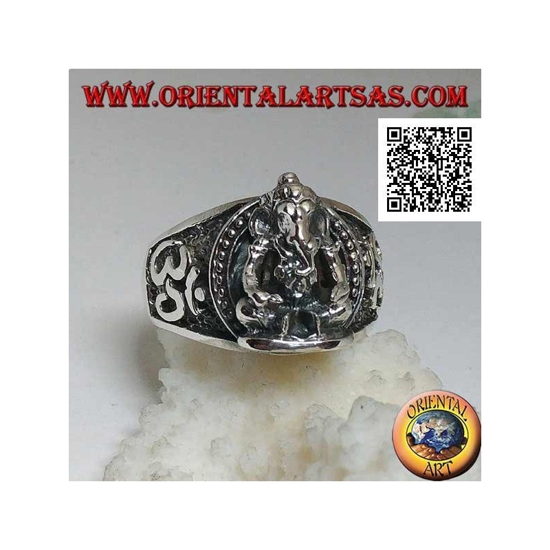 Anello in argento con Ganesh seduto in altorilievo  con Oṃ (ॐ) sui lati