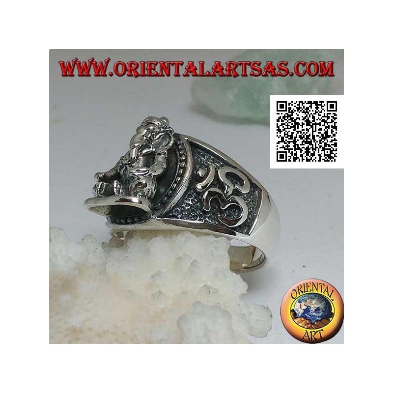 Silver ring with seated Ganesh in high relief with Oṃ (ॐ) on the sides