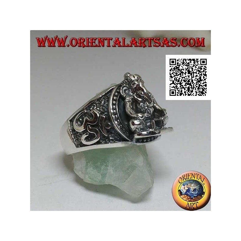Anello in argento con Ganesh seduto in altorilievo  con Oṃ (ॐ) sui lati