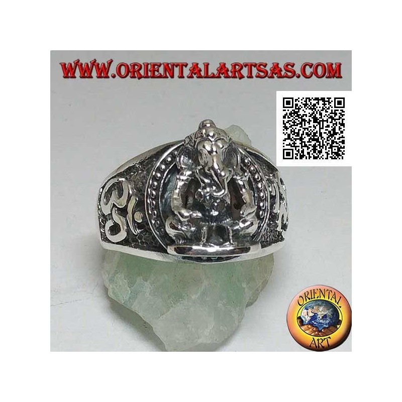 Anillo de plata con Ganesh sentado en alto relieve con Oṃ (ॐ) en los lados