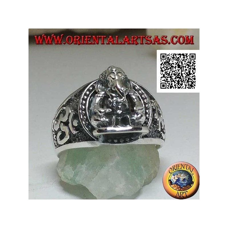 Silberring mit sitzendem Ganesh im Hochrelief mit Oṃ (ॐ) an den Seiten