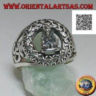 Anello in argento con statuetta di Ganesh seduto in un cerchi otraforato ed Oṃ (ॐ) sui lati in traforo