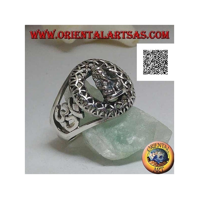 Bague en argent avec une statuette de Ganesh assis dans un cercle otraforato et Oṃ (ॐ) sur les côtés en ajouré